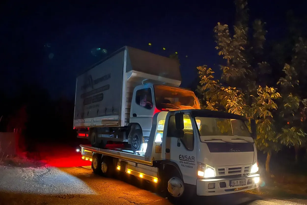 Gece saatlerinde kayar kasa çekici üzerinde kamyonet taşıyan Ensar Oto Kurtarma aracı