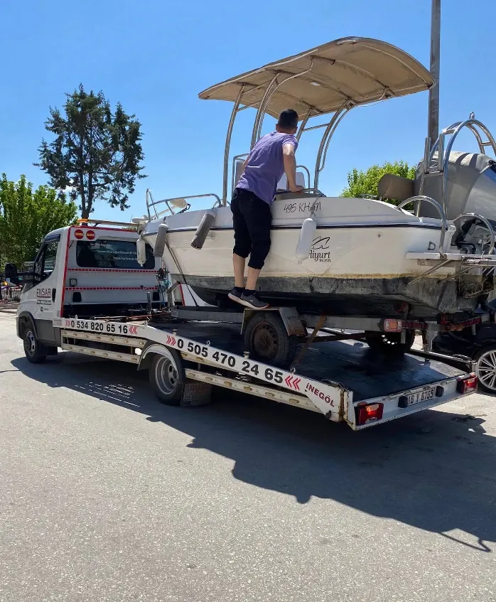 Ensar Oto Kurtarma çekicisi üzerinde römorklu tekne taşıma